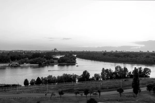 Vista dos rios Sava e Danúbio a partir da fortaleza de Kalemegdan em Belgr — Fotografia de Stock