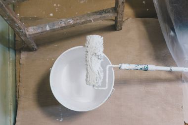 Fırça boyama aracı beyaz renk ile