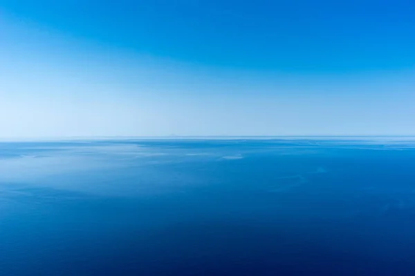 Ήρεμη θάλασσα και φόντο μπλε του ουρανού, Ελλάδα — Φωτογραφία Αρχείου
