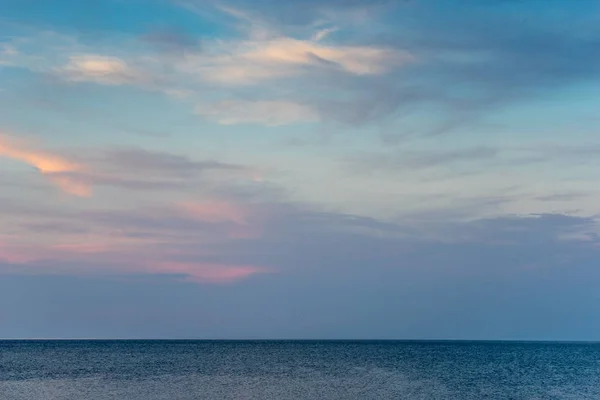 Spokojne morze i niebo niebieskie tło, Grecja — Zdjęcie stockowe
