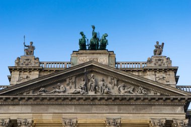 Bina Budapeşte, Macaristan