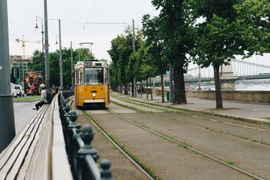 Budapeşte, Macaristan. 14 Temmuz 2017. Sarı tramvay Budapeşte, Hung