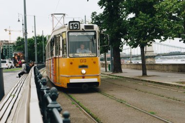 Budapeşte, Macaristan. 14 Temmuz 2017. Sarı tramvay Budapeşte, Hung