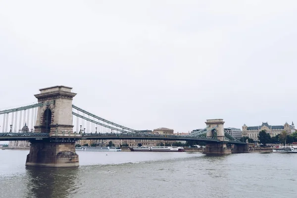 Pont de la chaîne sur le Danube dans la ville la moins chère hongrois — Photo