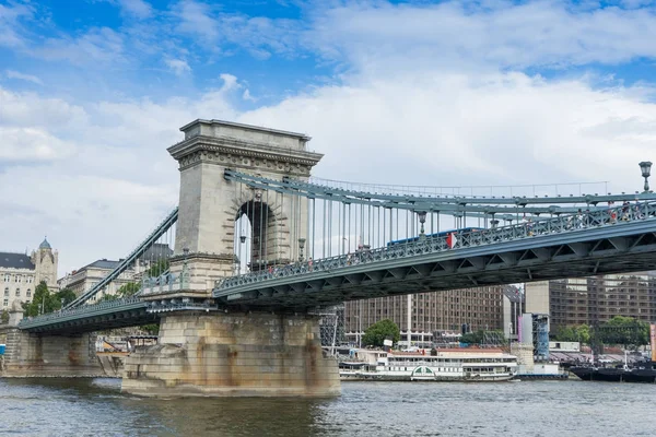 Pont de la chaîne sur le Danube dans la ville la moins chère hongrois — Photo