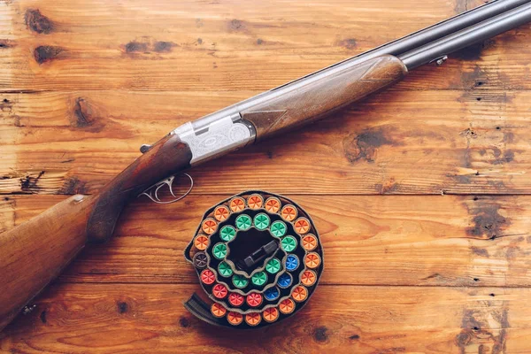 Equipo de caza. Escopeta y cartuchos de caza en lengüeta de madera — Foto de Stock