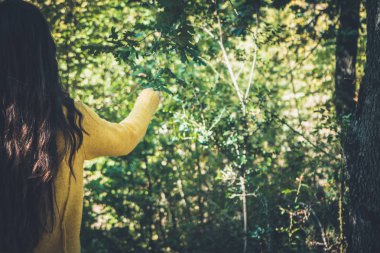 Doğanın keyfini uzun saçlı genç kız