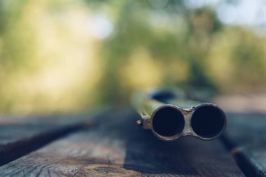 Av silahı çift namlulu yakın çekim 