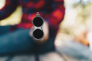 Ormanda silahlı bir avcı.