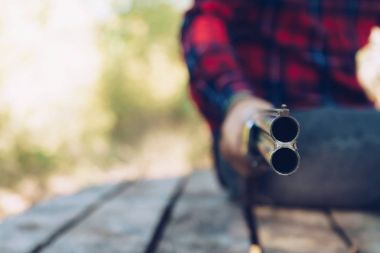 Ormanda silahlı bir avcı.