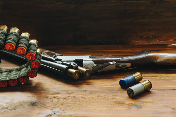 Охотничье оборудование. Дробовик и охотничьи патроны на деревянный счет
