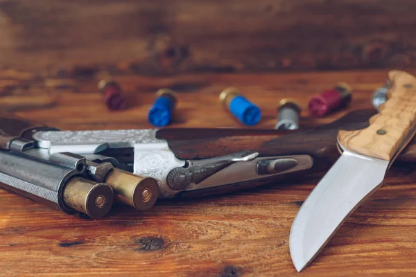 Equipo de caza. Escopeta y cartuchos de caza en lengüeta de madera — Foto de Stock