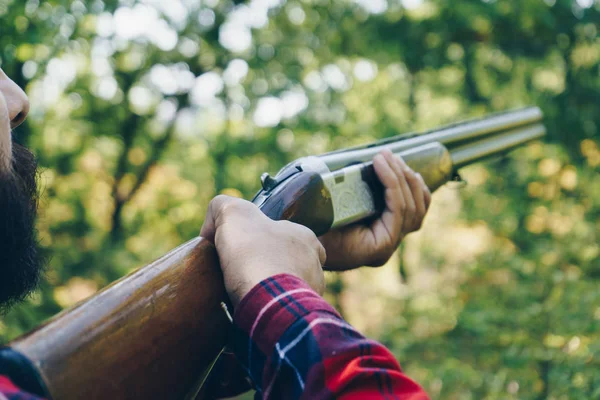 Chasseur avec un pistolet sur la forêt — Photo