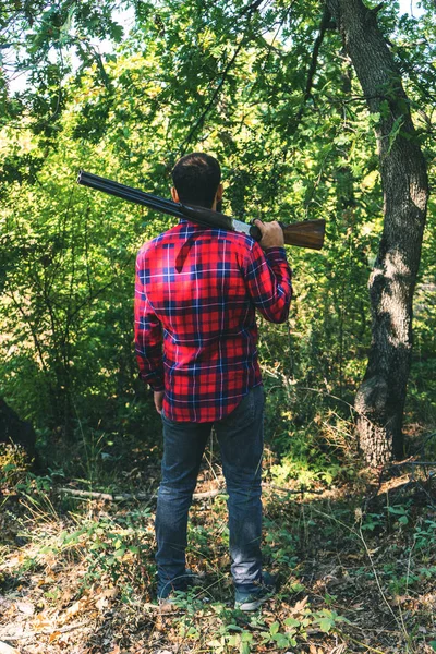 Lovec se zbraní v lese — Stock fotografie