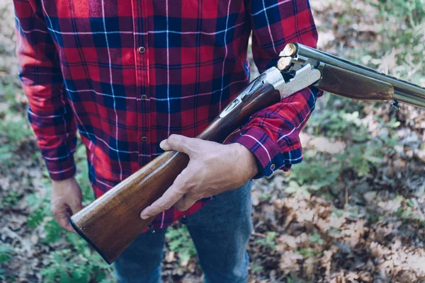Cazador con un arma en el bosque — Foto de Stock