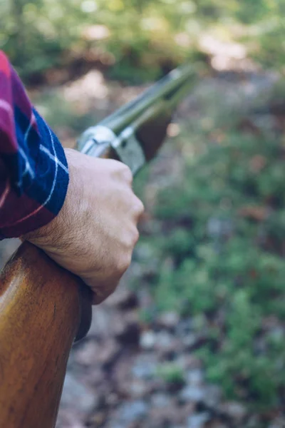 Cazador con un arma en el bosque — Foto de Stock