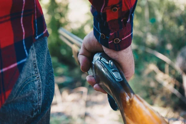 Ormanda silahlı bir avcı.