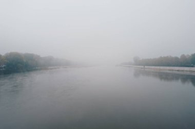 Nehir Evros veya yararları Türkiye'de sisli sabahı.