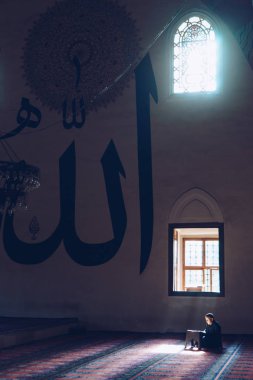 Edirne, Türkiye - 27 Ekim 2017: mümin bir camide dua ediyor.