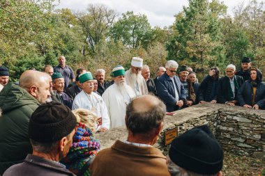 Roussa, Yunanistan-11 Kasım 2017. Mursel Bali bur insanlara