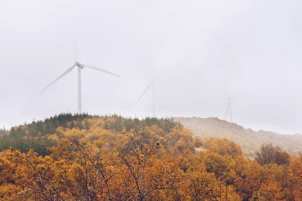 Generatoare de energie eoliană în munte cu ceață — Fotografie, imagine de stoc