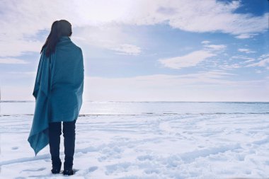 Kız güzel karlı manzara gözlemler