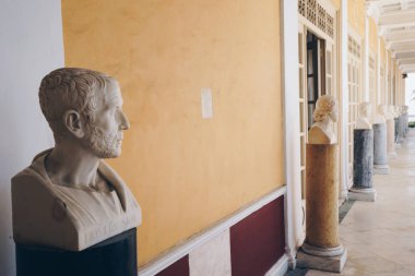 Filozoflar büstler yerleştirilen Achillion Palace, Corfu, Yunanistan