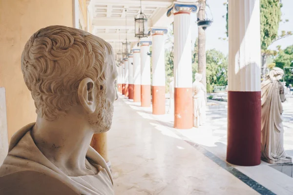 Filozoflar büstler yerleştirilen Achillion Palace, Corfu, Yunanistan