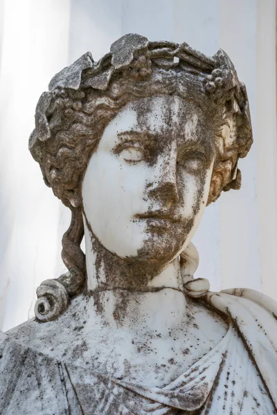 Estatua de Melpomena, la musa de la tragedia con una corona de hiedra —  Fotos de Stock