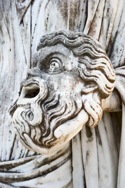 Een tragisch masker in de hand van het standbeeld van Melpomene, de muze van tr — Stockfoto