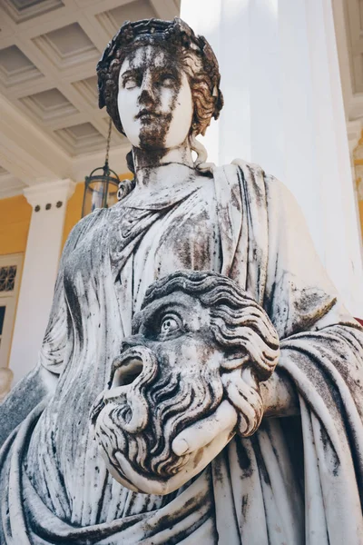 Estatua de Melpomena, la musa de la tragedia sosteniendo una máscara trágica , —  Fotos de Stock