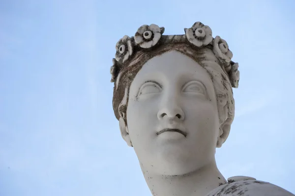 Статуя музы во дворце Ахиллион на острове Корфу Греция — стоковое фото