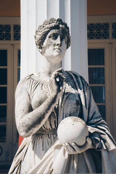 Estatua de Urania, la musa de la astronomía, en el palacio de Achillion, C —  Fotos de Stock