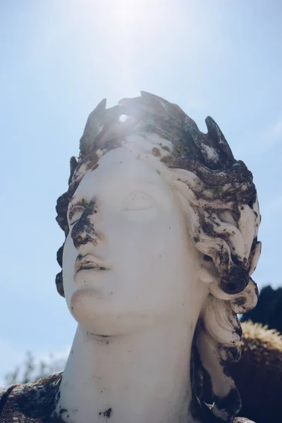 Estatua de una musa en el palacio de Achillion en la isla de Corfu Grecia —  Fotos de Stock