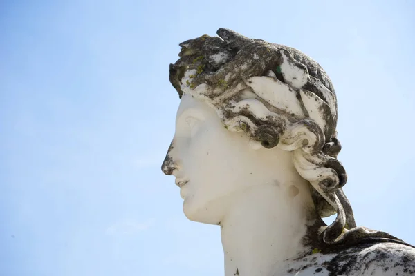 Statue d'une muse au palais d'Achille sur l "île de Corfou, Grèce — Photo