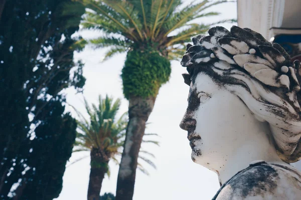 Estatua de Clio, la musa de la poesía épica y la historia, en Achill —  Fotos de Stock