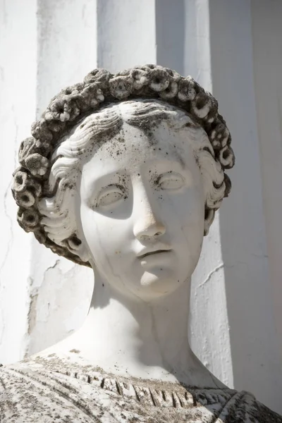 Estatua de Muse Terpsícore Palacio de Achillion en Corfú, Grecia. Te... —  Fotos de Stock