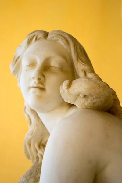 Aphrodite sculptuur met een gans in de Achilleion in Corfu. — Stockfoto