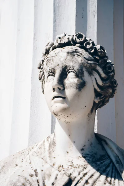 Estatua del Euterpe de la Musa en el palacio de Achillion en Corfu, Grecia Imagen de stock