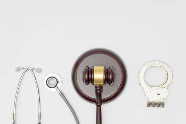 Handschellen Stethoskop Und Richtergabel Gesundheits Und Medizinkonzept Behandlungsfehler Rechtssystem Stockbild