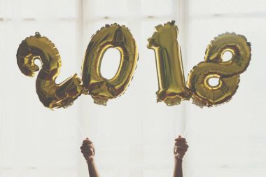 Altın 2018 Balonlar, yeni yıl kavramı holding eller