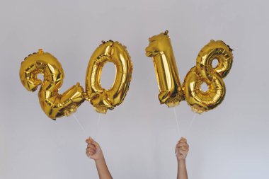 Altın 2018 Balonlar, yeni yıl kavramı holding eller