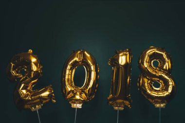 Altın 2018 Balonlar, yeni yıl kavramı holding eller