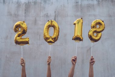 Altın 2018 Balonlar, yeni yıl kavramı holding eller