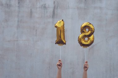 Altın 18 Balonlar, yeni yıl kavramı holding eller