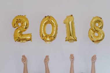 Altın 2018 Balonlar, yeni yıl kavramı holding eller