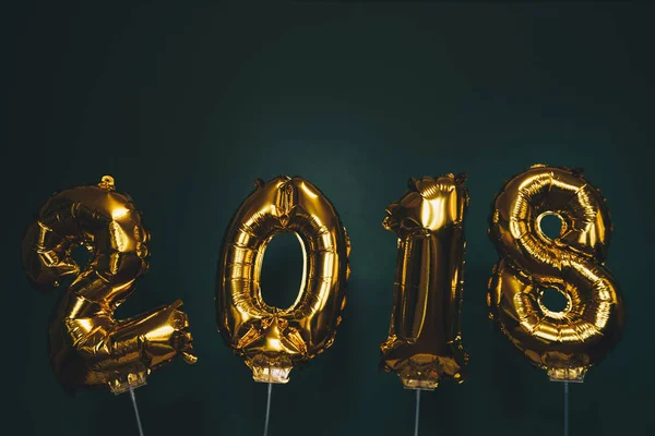 Manos sosteniendo globos dorados 2018, concepto de año nuevo —  Fotos de Stock