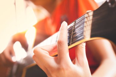 kız siyah gitar çalmak