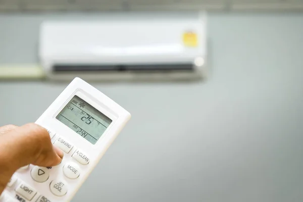 Hand met Air Conditioner afstandsbediening — Stockfoto