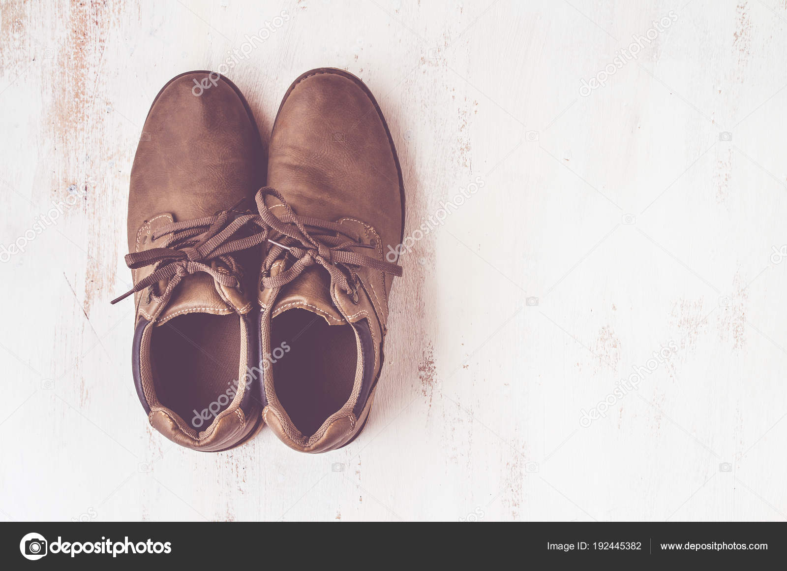 Manner Braune Schuhe Auf Weissem Holztisch Mit Vintage Stil Ansicht Stockfoto C Isarapic